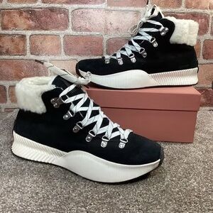 Sorel Black and White High-Top Boots 🥾